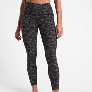 Athleta Salutation Stash Pocket ll Printed Camo 7/8 Tight Leggings Gray XS